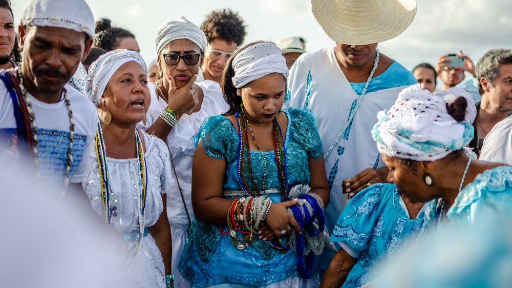 Grupo de pessoas com as roupas da Umbanda