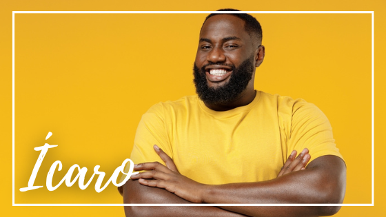 ViDI Studio / Shutterstock Homem com os braços cruzados e sorrindo