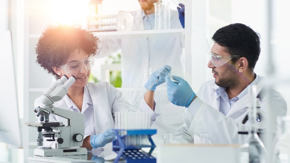 Dois cientistas em um laboratório