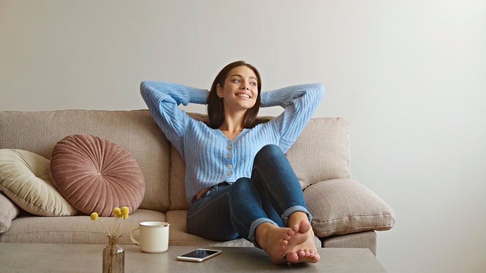 Mulher sentada com os pés na mesa