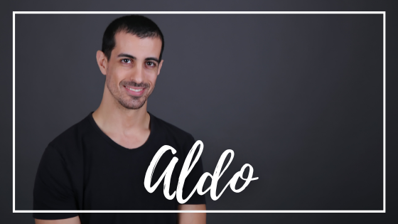 itayverchick / Pixabay / Canva / Mensagens Com Amor Homem sorrindo para foto em fundo cinza