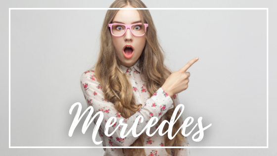 sheikh86295328 / Pixabay / Canva / Mensagens Com Amor Mulher de óculos apontando para o lado em fundo branco