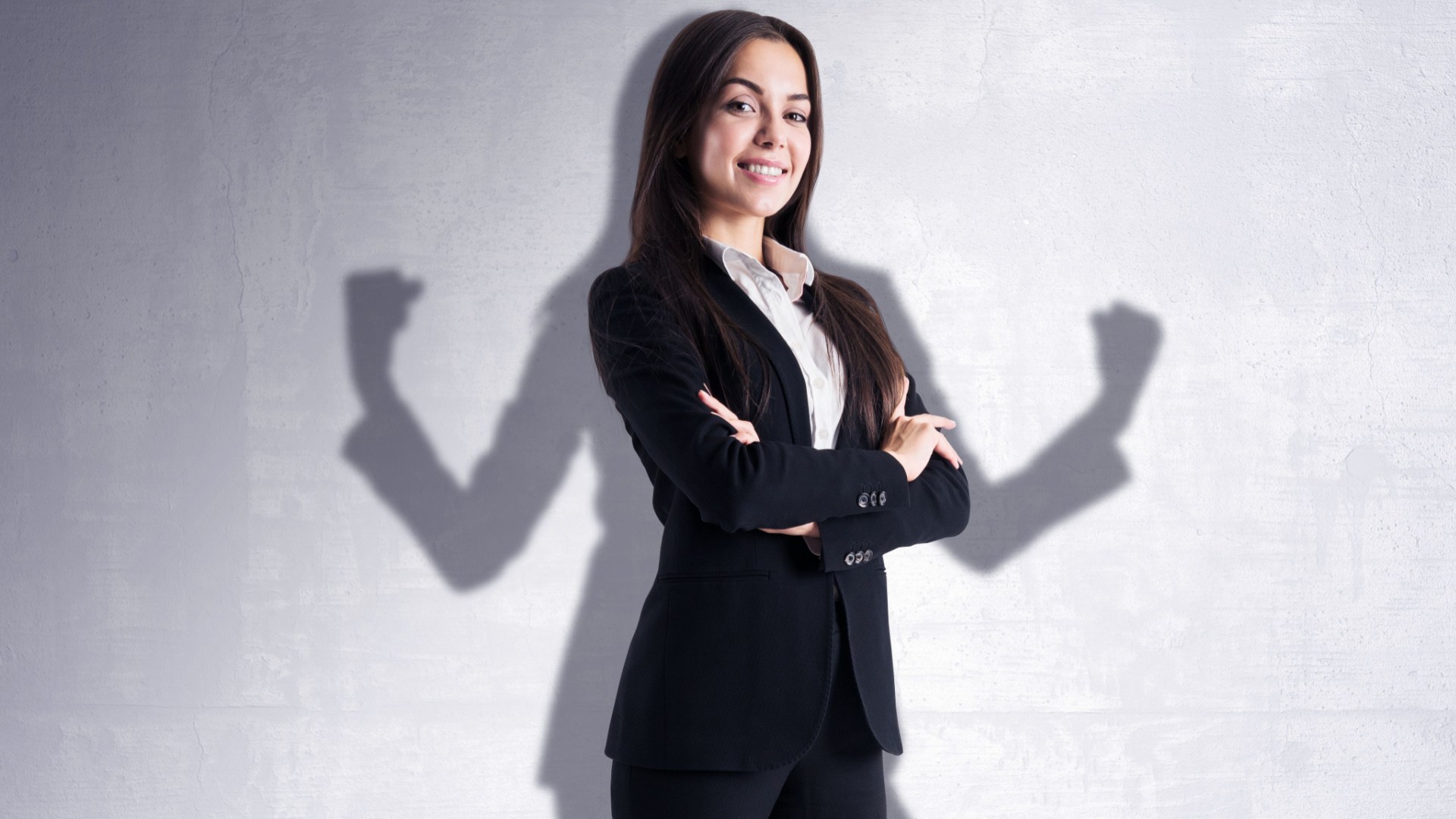 Liderança e empoderamento de uma empresária em uma sombra atrás dela na parede