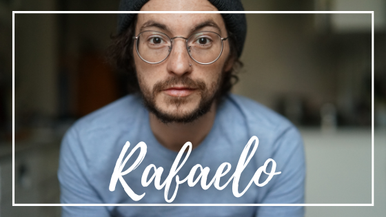 Rantanplan2010 / Pixabay / Canva / Mensagens Com Amor Homem de óculos e toca olhando para foto