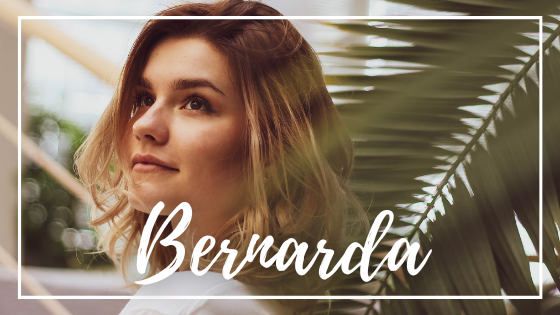 VladFCat / Pixabay / Canva / Mensagens Com Amor Mulher ao lado de uma planta olhando para cima