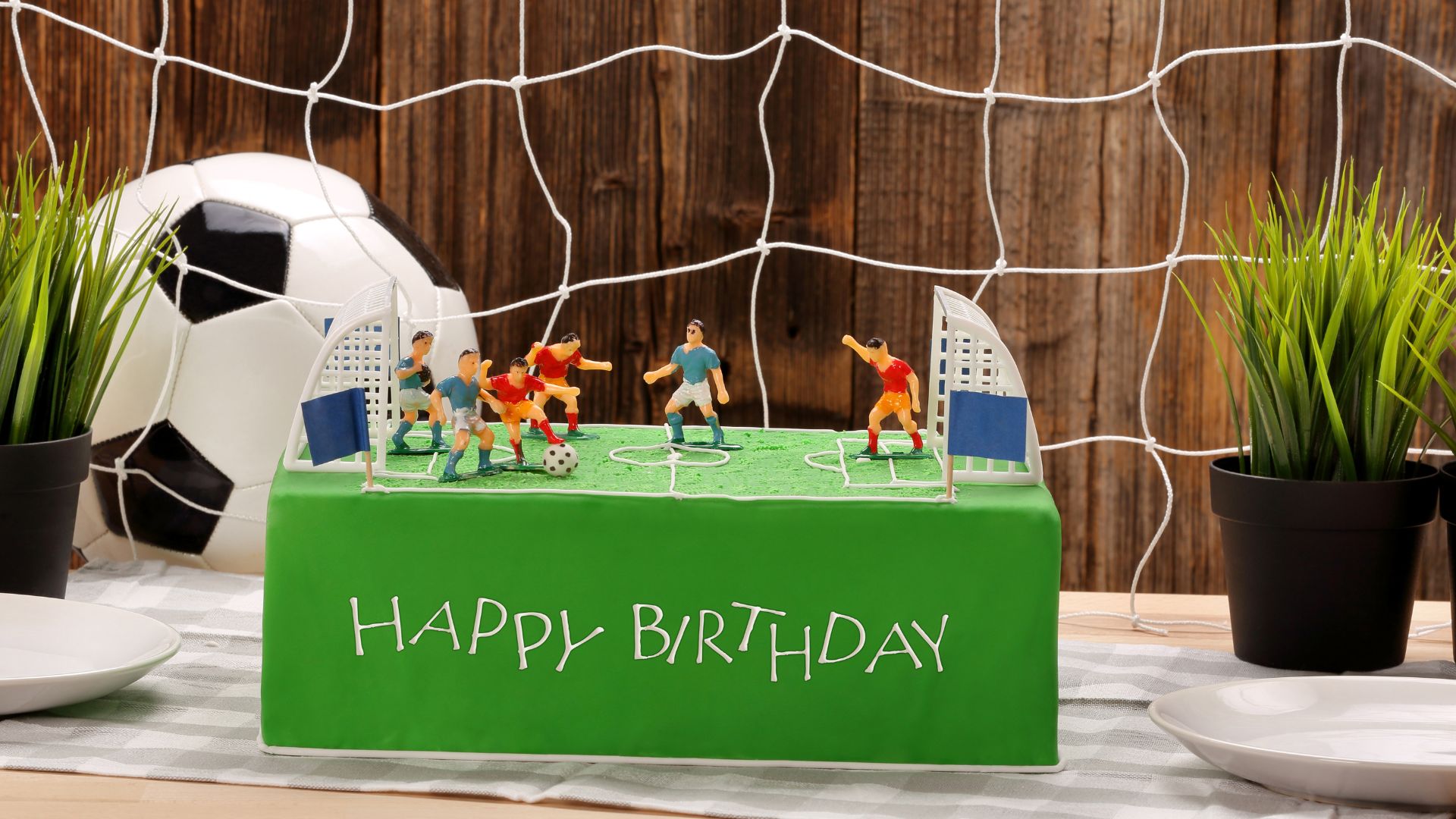 Bolo de aniversário com temática de futebol