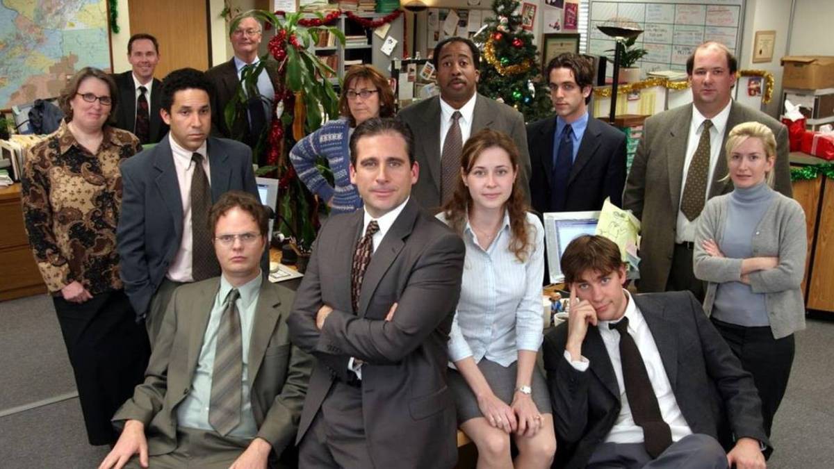 Personagens da série em escritório com trajes formais