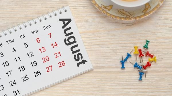 Calendário de Agosto escrito em inglês sobre uma mesa