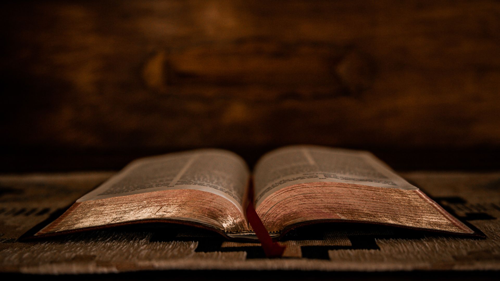 Bíblia aberta sobre uma mesa