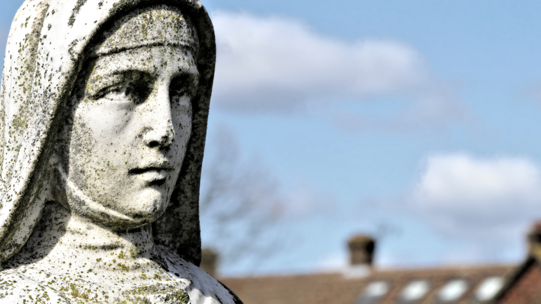 Mensagens Com Amor / Canva / Getty Images Signature Foto da estátua de Santa Teresinha, ao fundo foto desfocada do céu