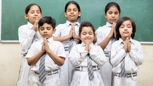 Crianças fazendo oração
