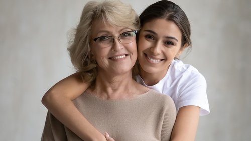 Menina abraçando a mãe