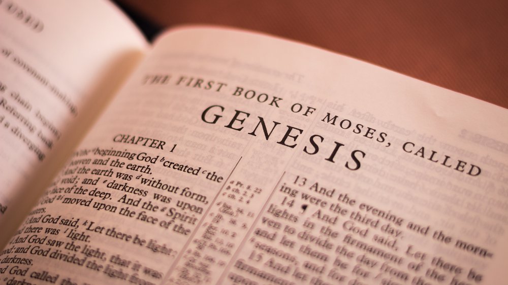 Imagem de uma bíblia aberta no capítulo de Gênesis
