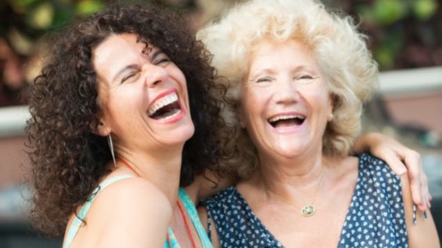 Duas mulheres rindo durante o dia