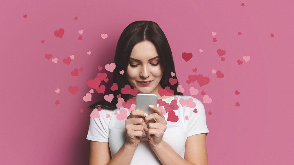 Garota apaixonada lendo mensagens no celular