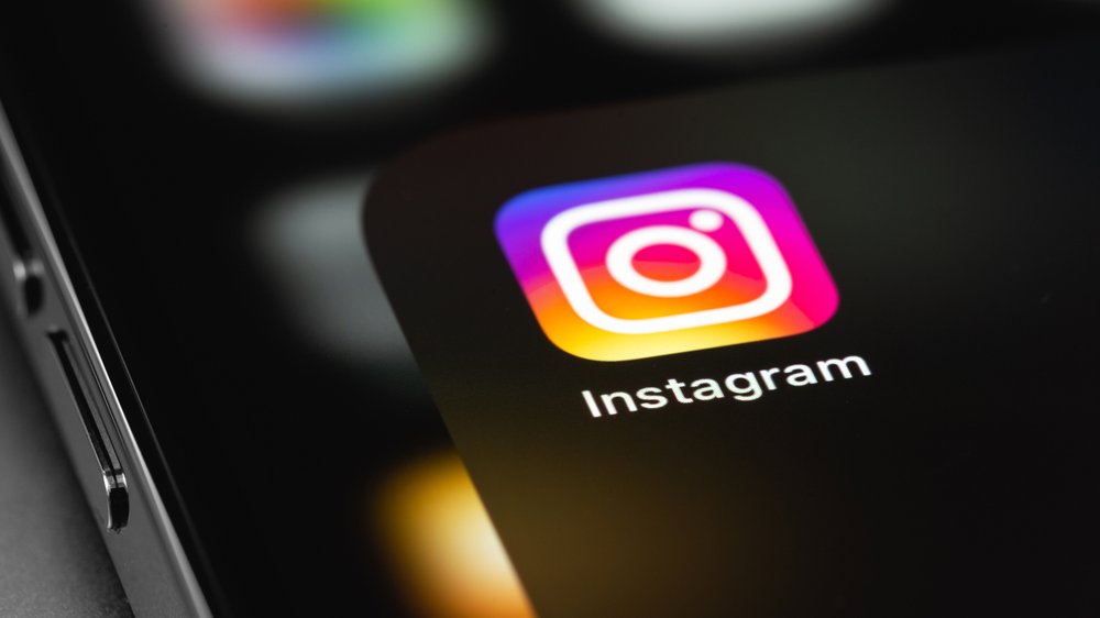 Pasta aberta no celular com o símbolo do Instagram
