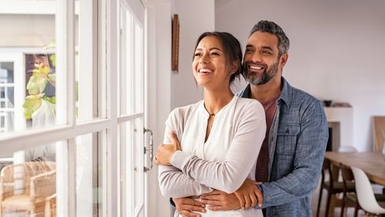 Casal se abraçando e sorrindo