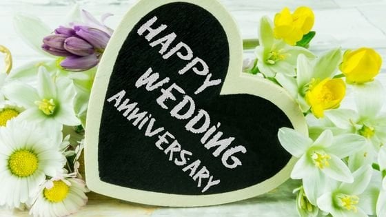 coração com a escrita Happy Wedding Anniversary