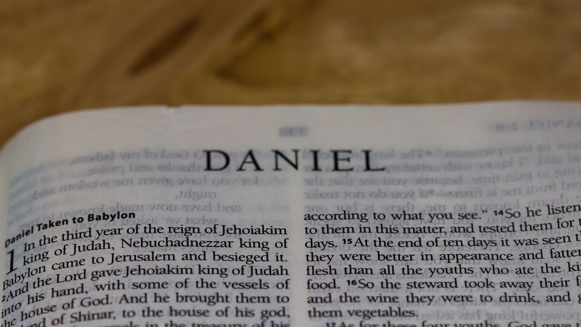 Imagem da Bíblia aberta no livro de Daniel