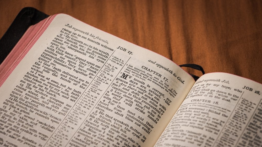Livro de Jó numa Bíblia Sagrada em idioma inglês
