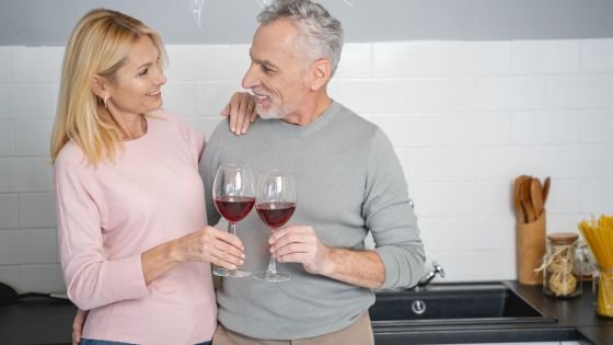 Casal brindando com taças de vinho