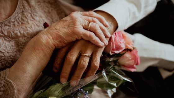 Casal de idosos de mãos dadas