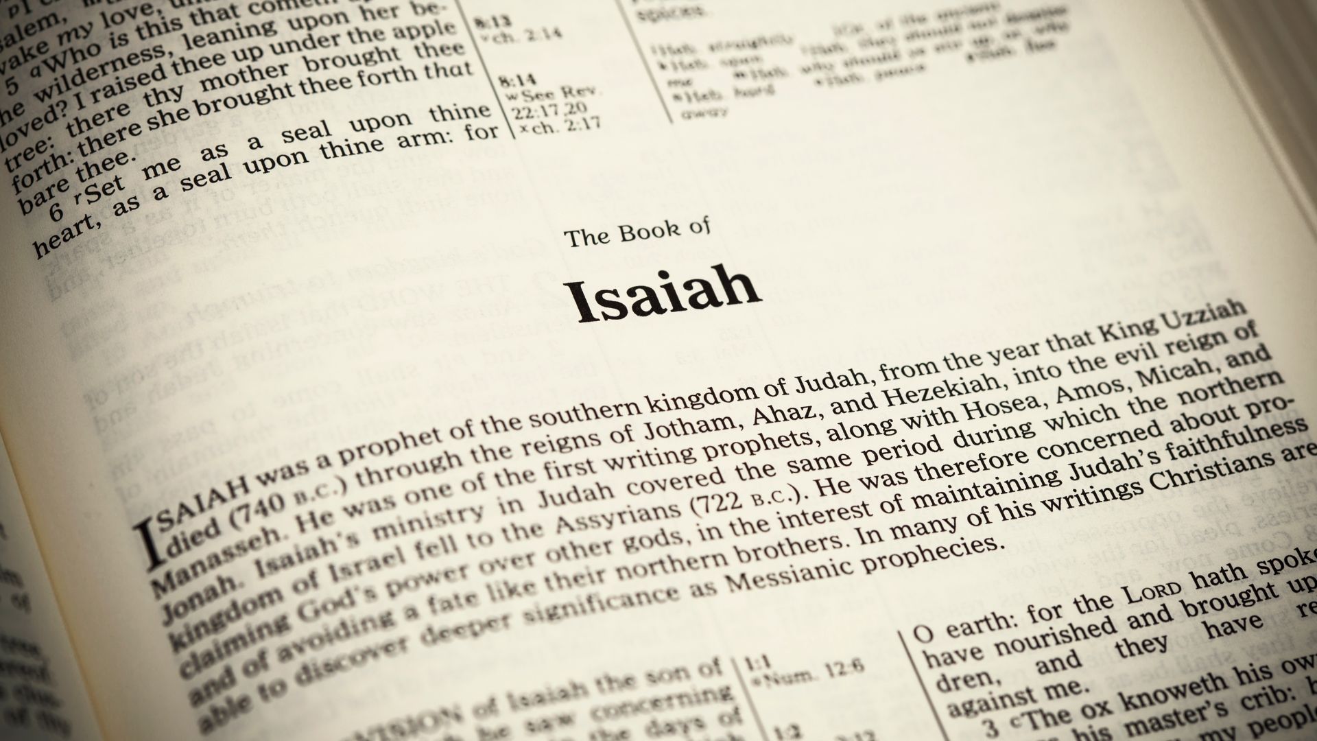 Imagem da Bíblia aberta no livro de Isaías