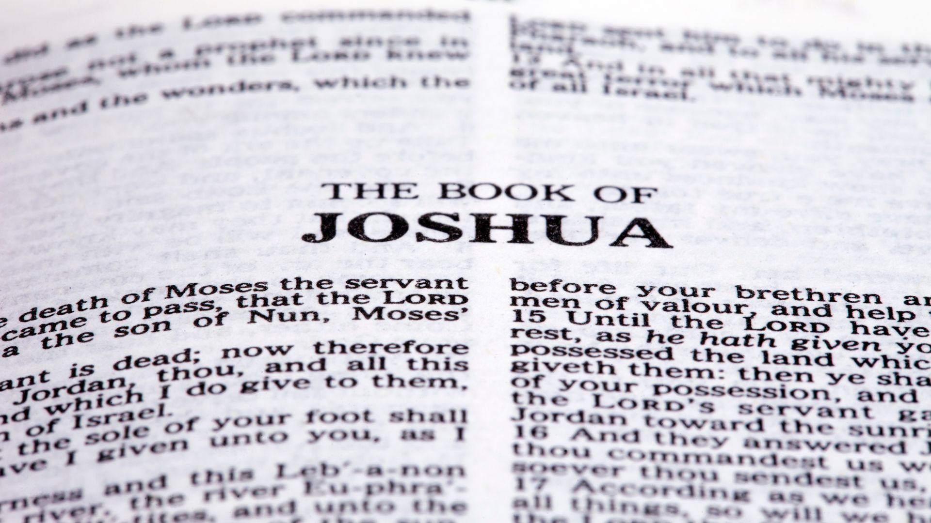Imagem de uma Bíblia aberta no livro de Josué