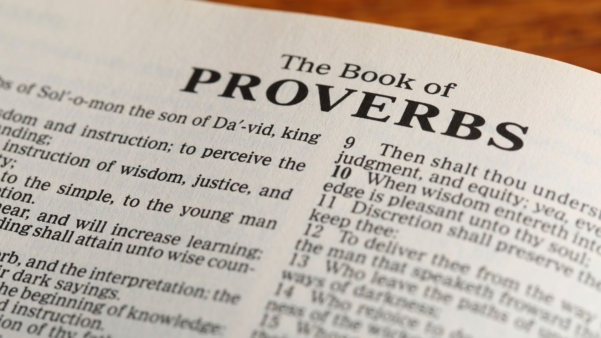 Imagem de uma Bíblia aberta em Provérbios