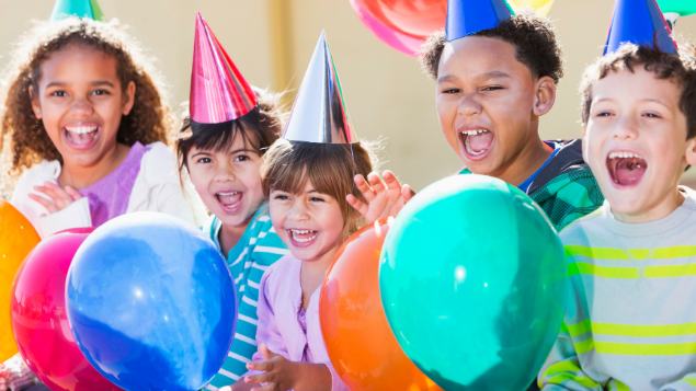 Crianças se divertindo me uma festa cheia de balões