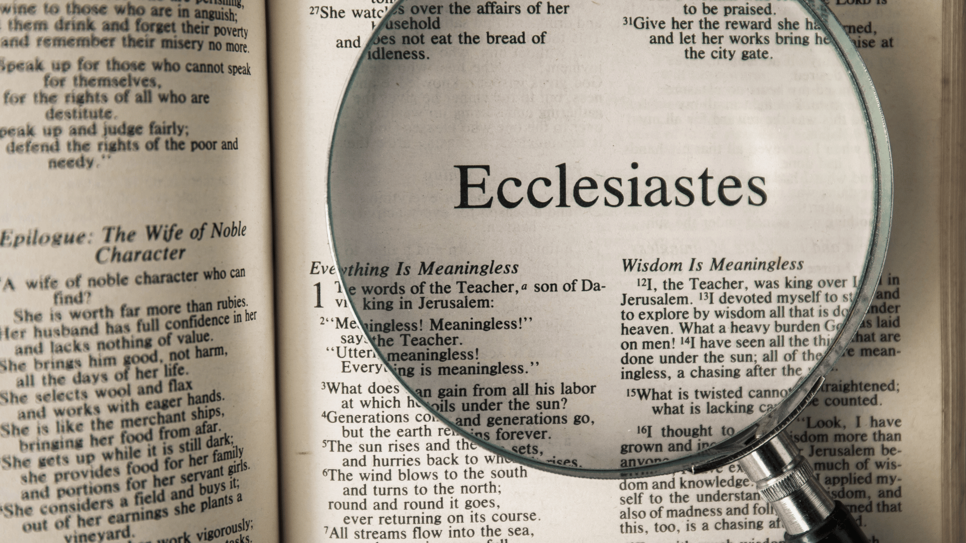 A bíblia, referente a página Eclesiastes, destacada por meio de uma lupa.