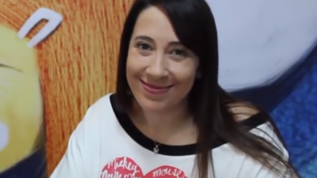 Foto de Paula Pimenta em uma entrevista