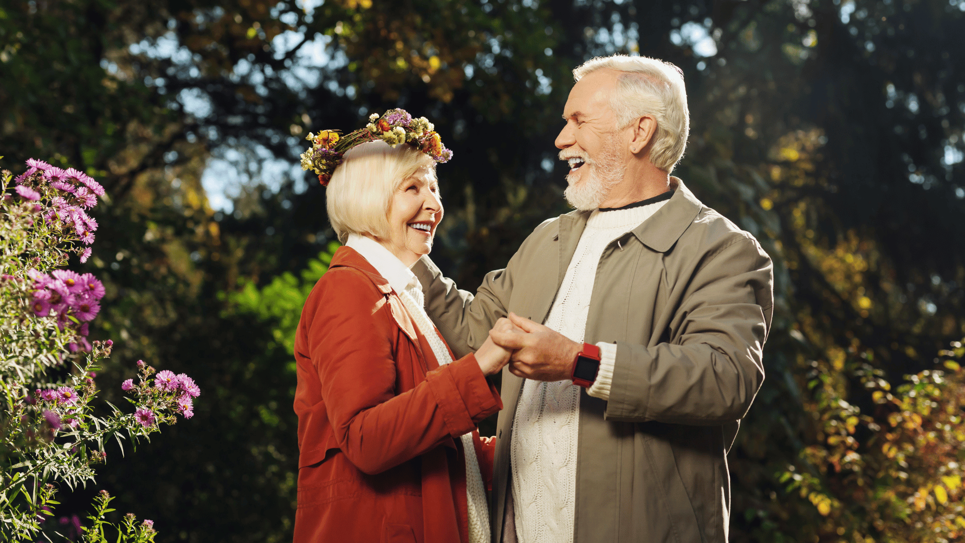 Um casal idoso, composto por uma mulher e um homem, dançando ao ar livre.