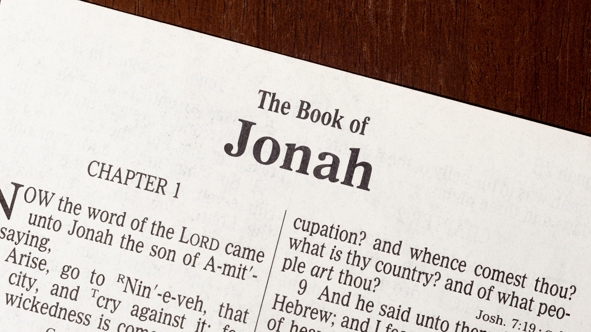 Imagem de uma bíblia referente ao primeiro capítulo do Livro de Jonas.