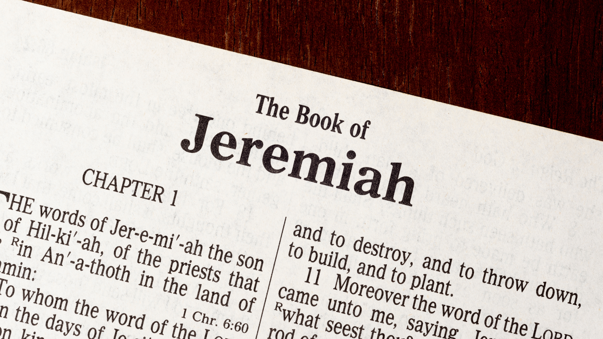Livro de Jeremias aberto sobre uma mesa de madeira.
