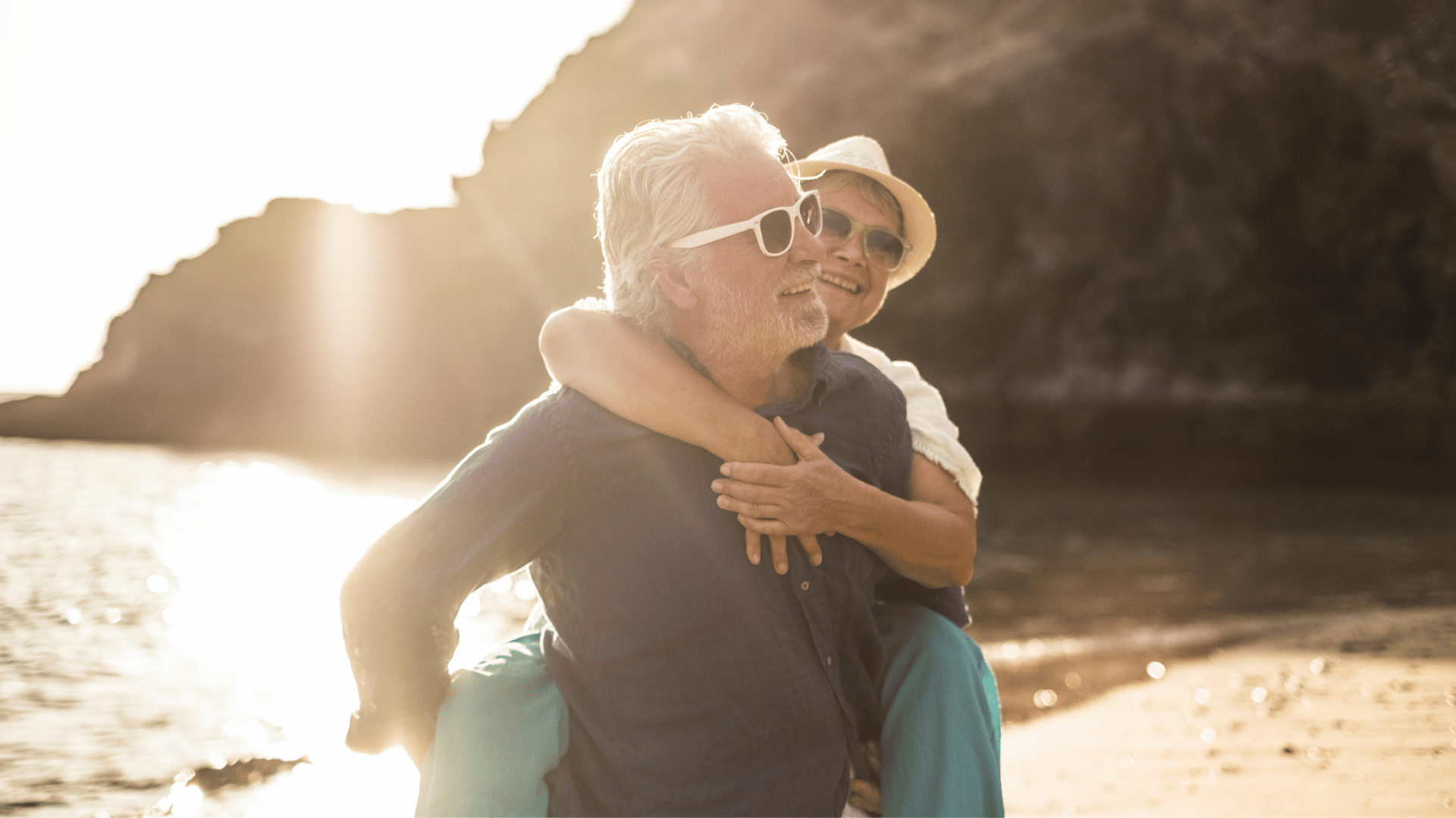 Casal de idosos juntos na praia.