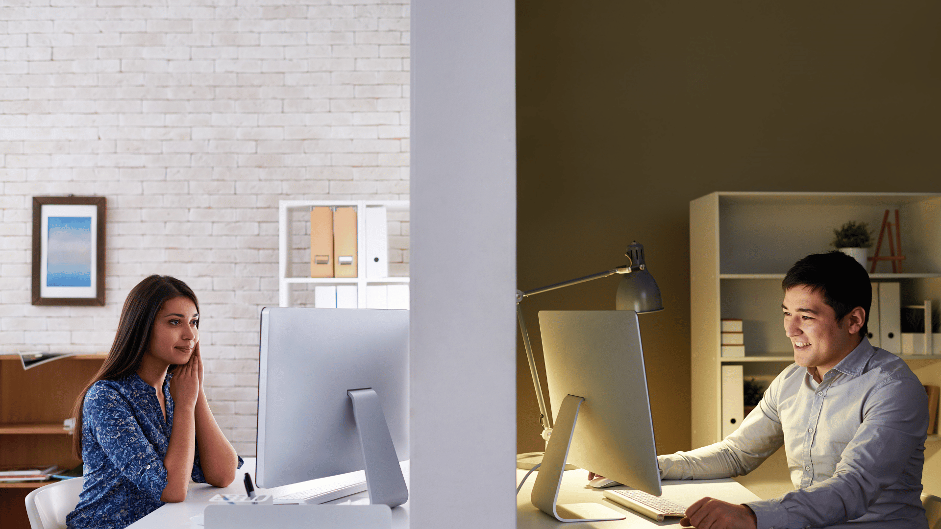 Uma mulher e um homem interagindo pelo computador.