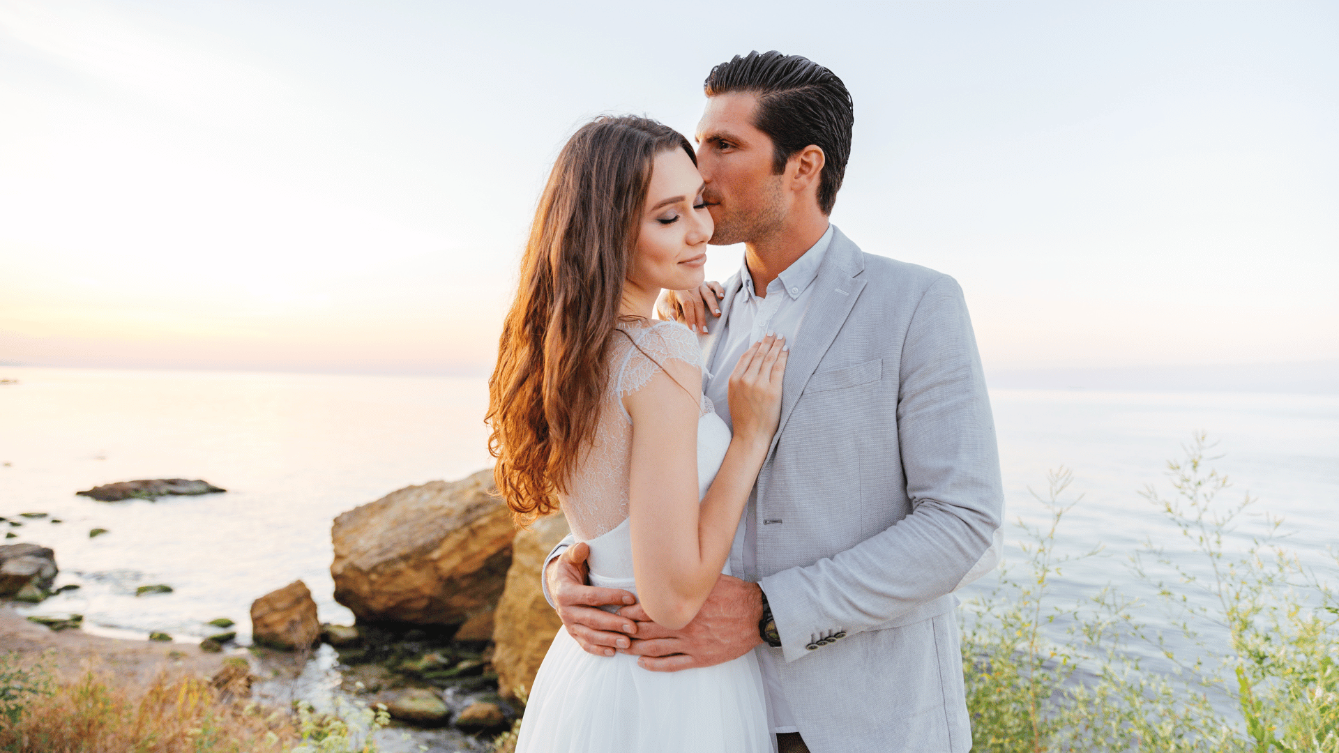 Casal de casados juntos na praia.