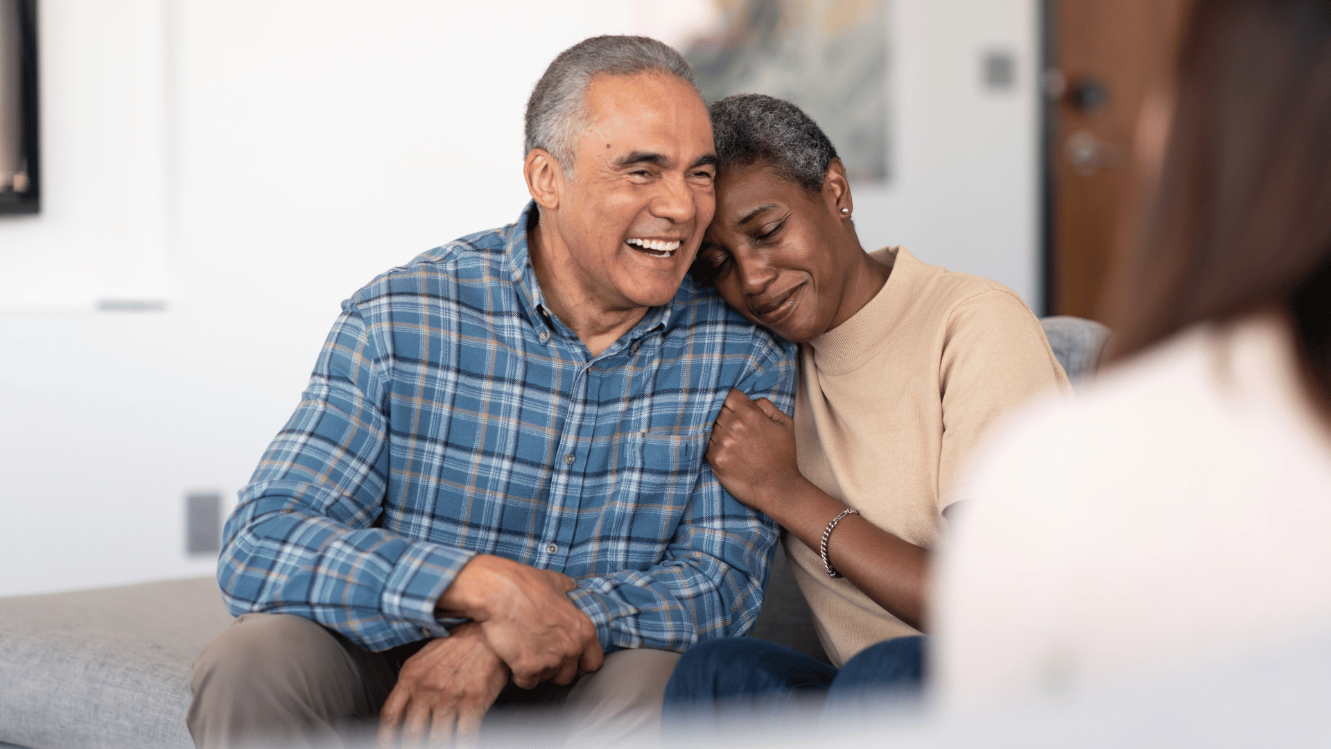 Casal interracial abraçado.