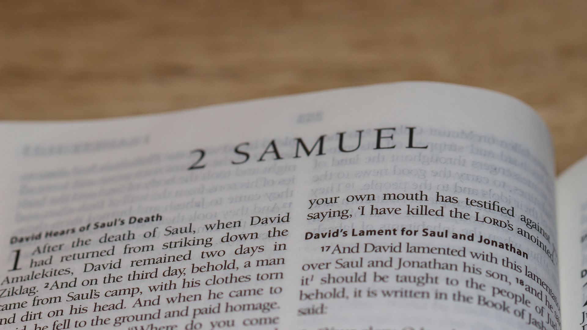 Imagem de uma Bíblia aberta no livro de 2 Samuel