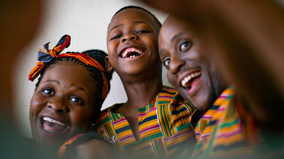 Selfie de família sorridente