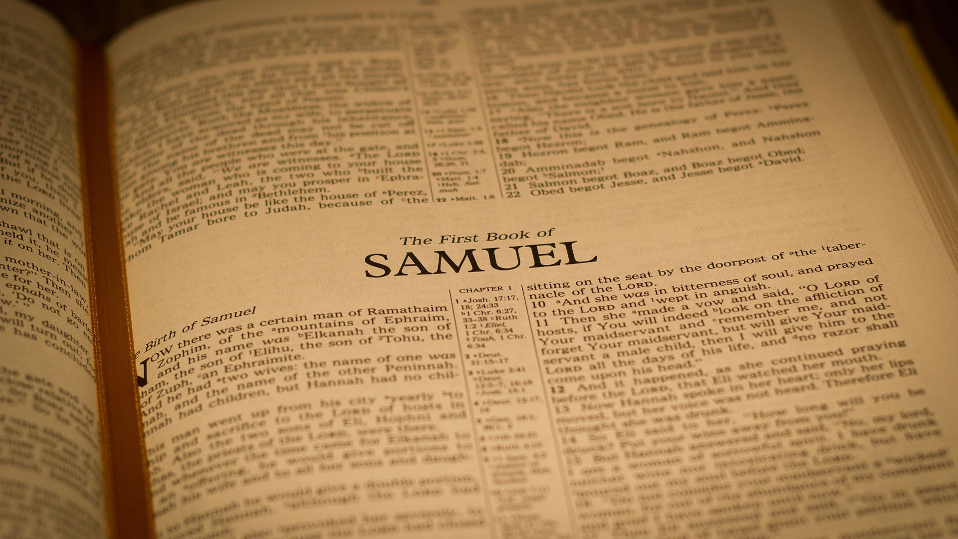 Imagem de uma Bíblia aberta no Livro de I Samuel