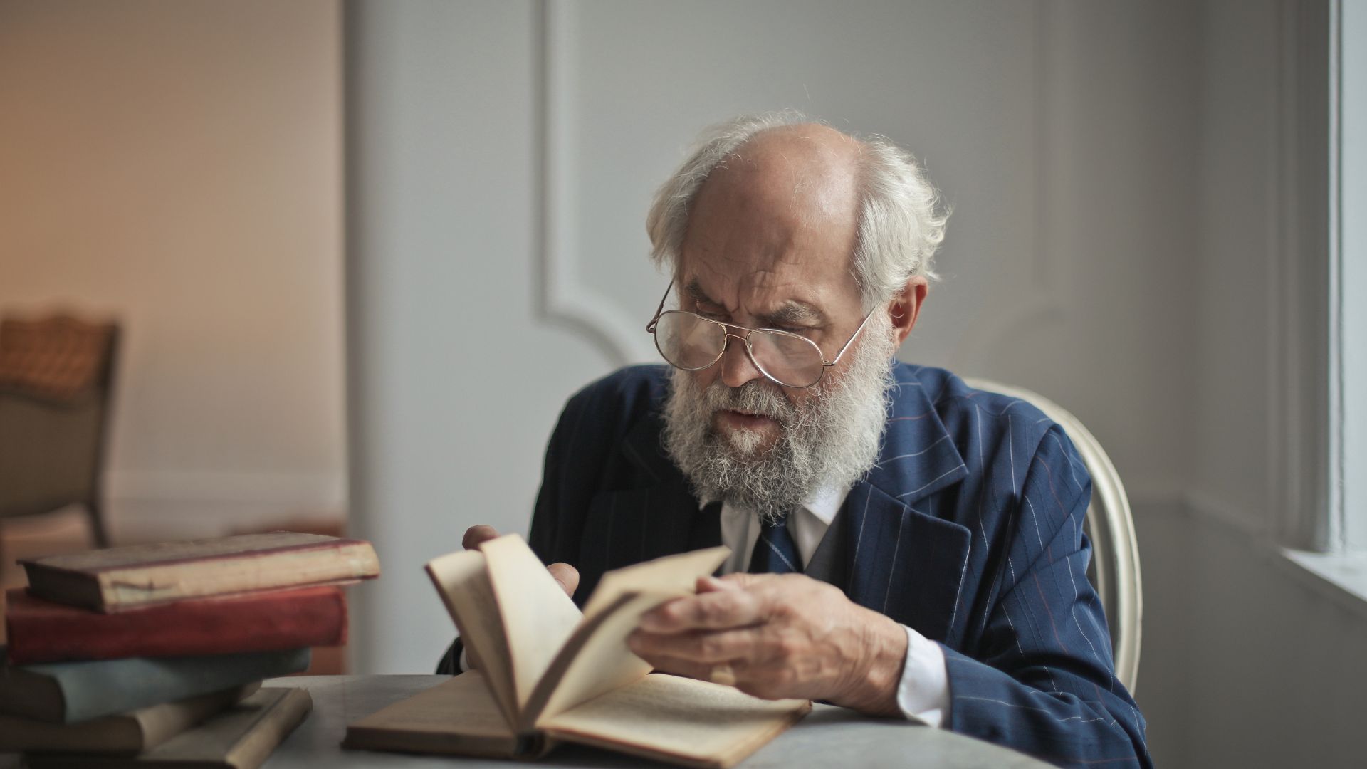 Senhor de idade lendo livro.