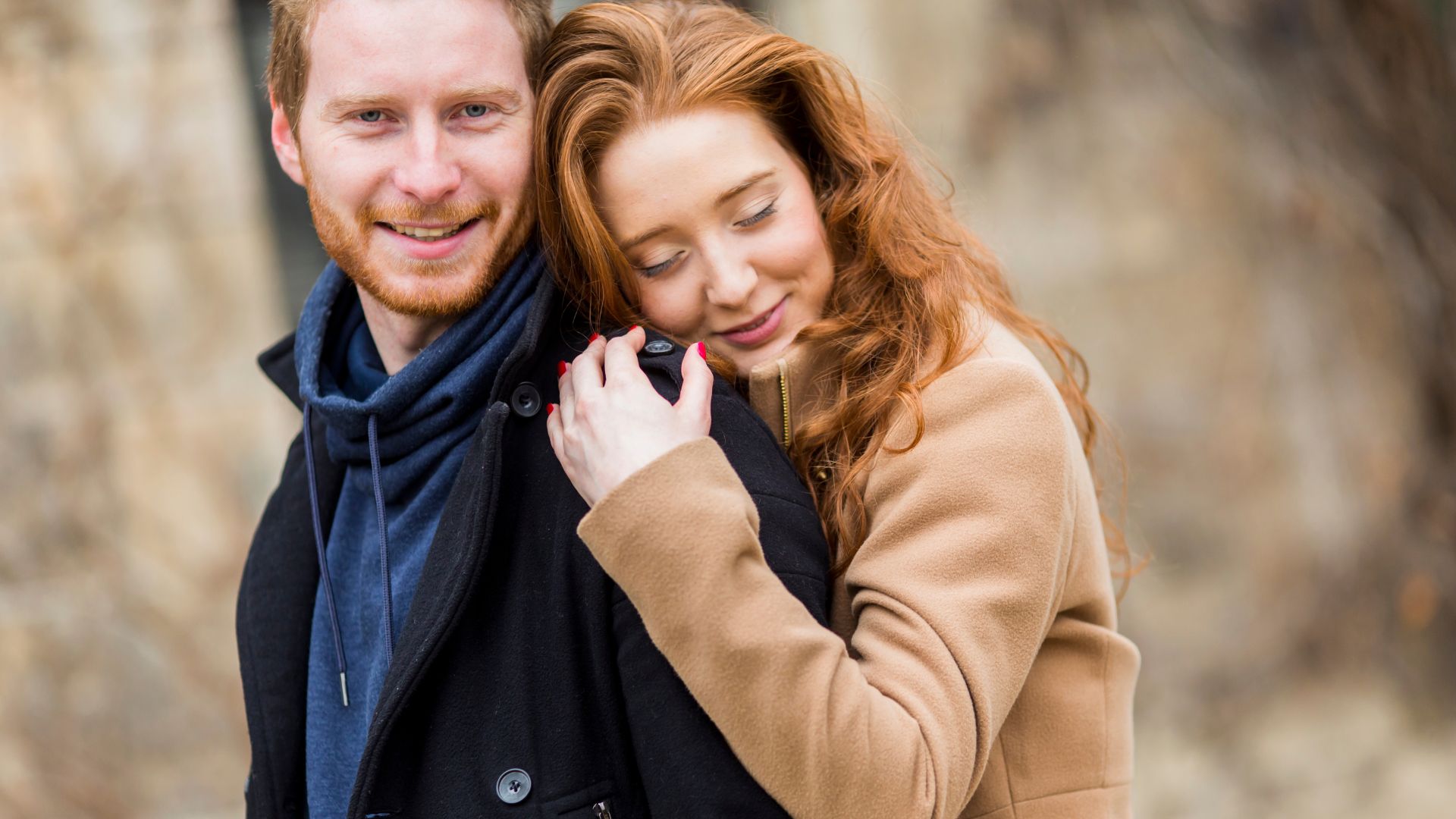 Casal abraçados e sorrindo