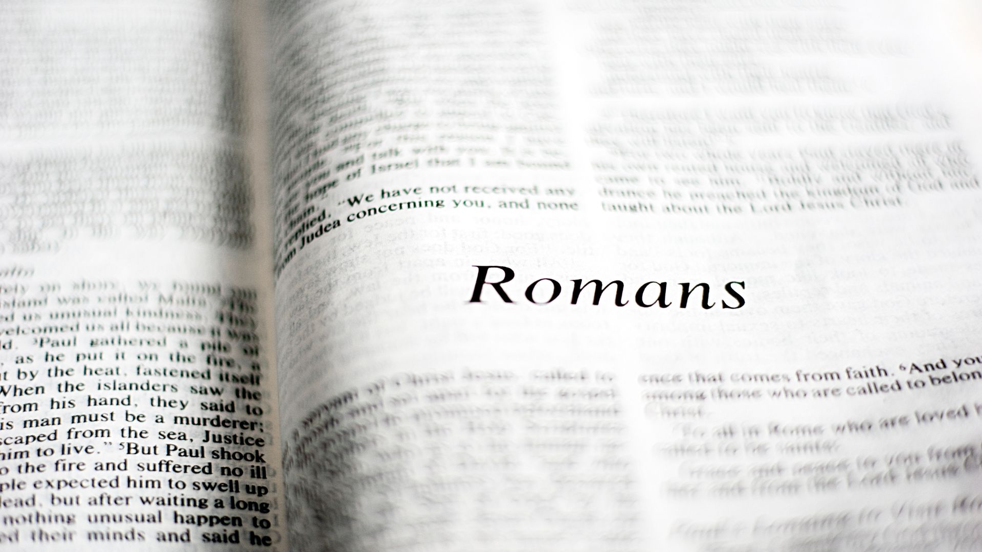 Bíblia aberta no livro de Romanos