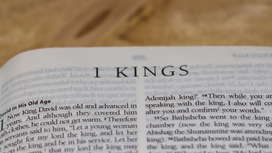 Página da bíblia do capítulo de Reis
