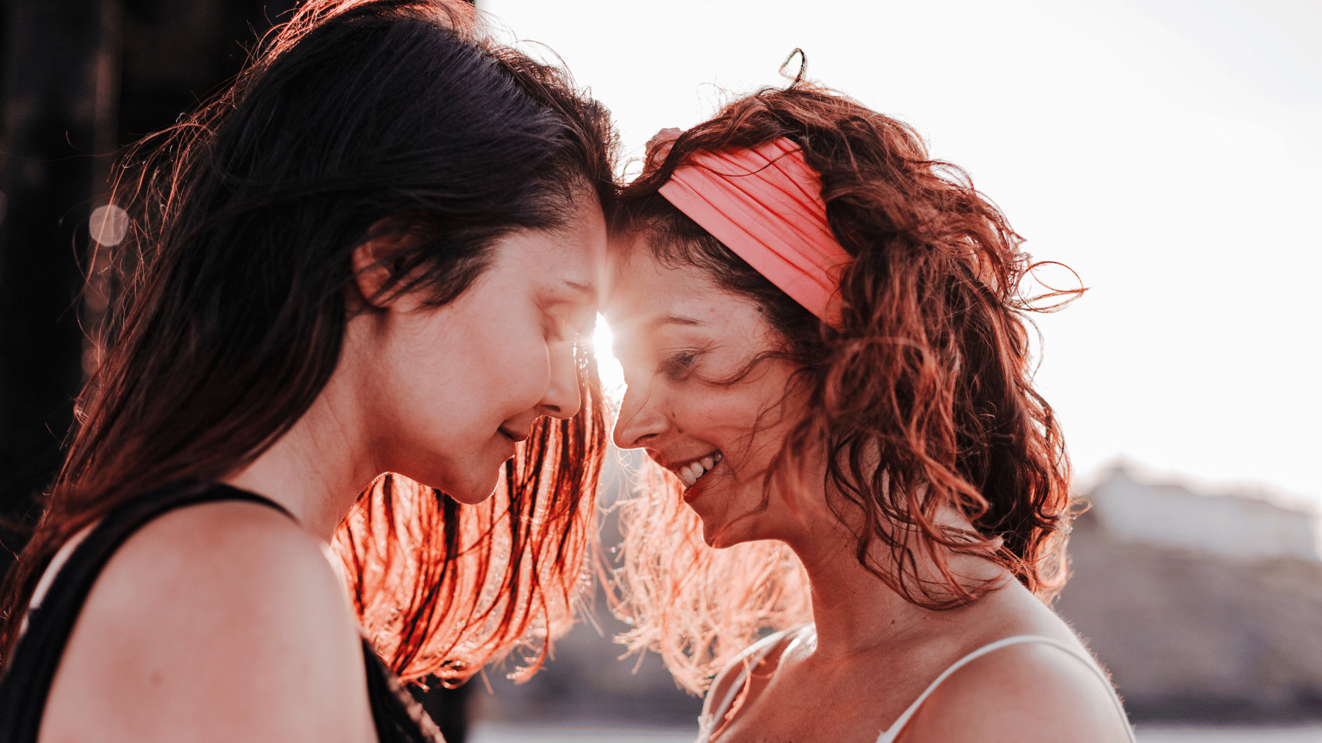 evablancophotos / Canva Pro Casal de mulheres apaixonadas.