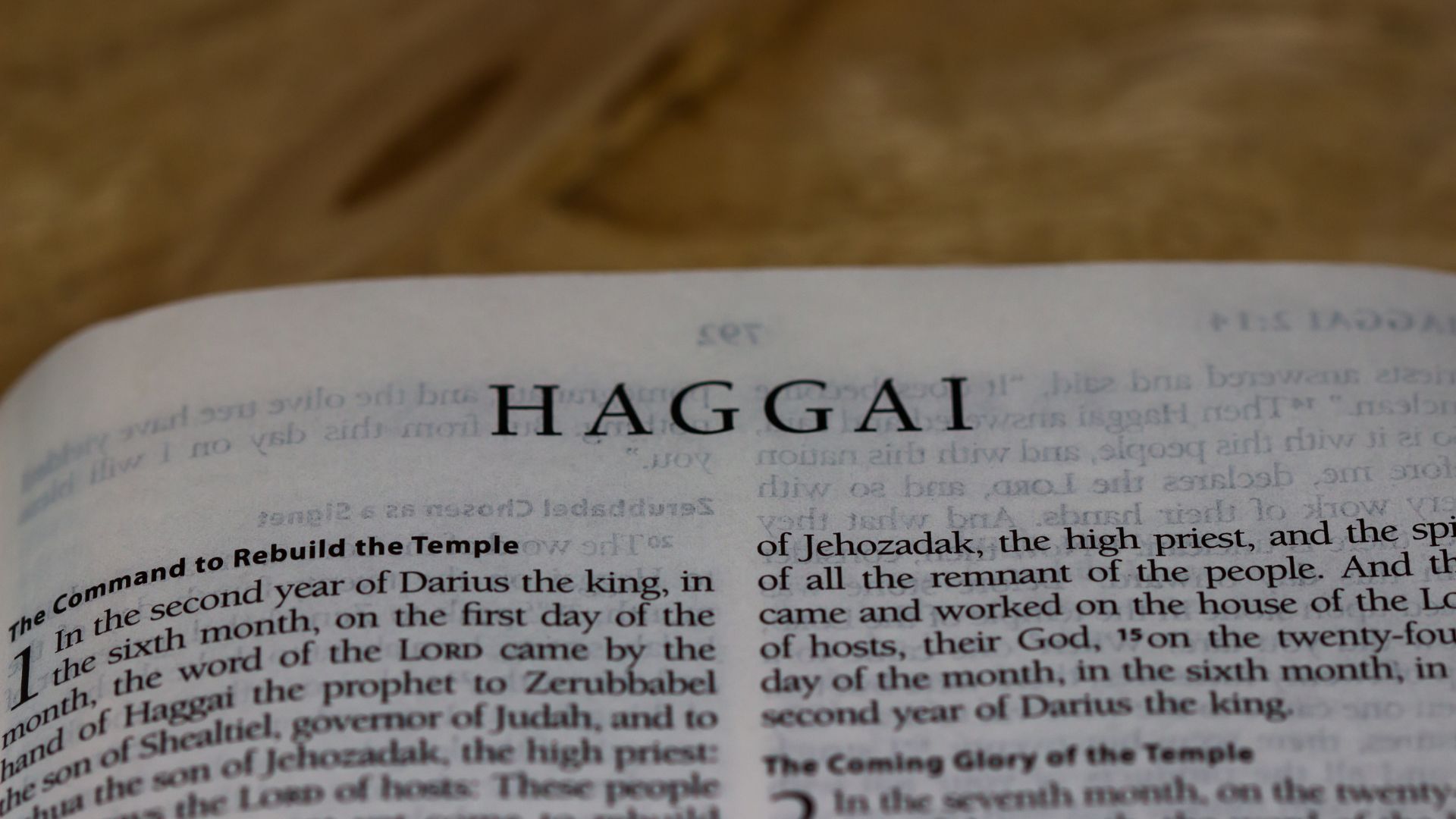 Bíblia aberta no livro de Ageu, escrito em inglês: 'Haggai'