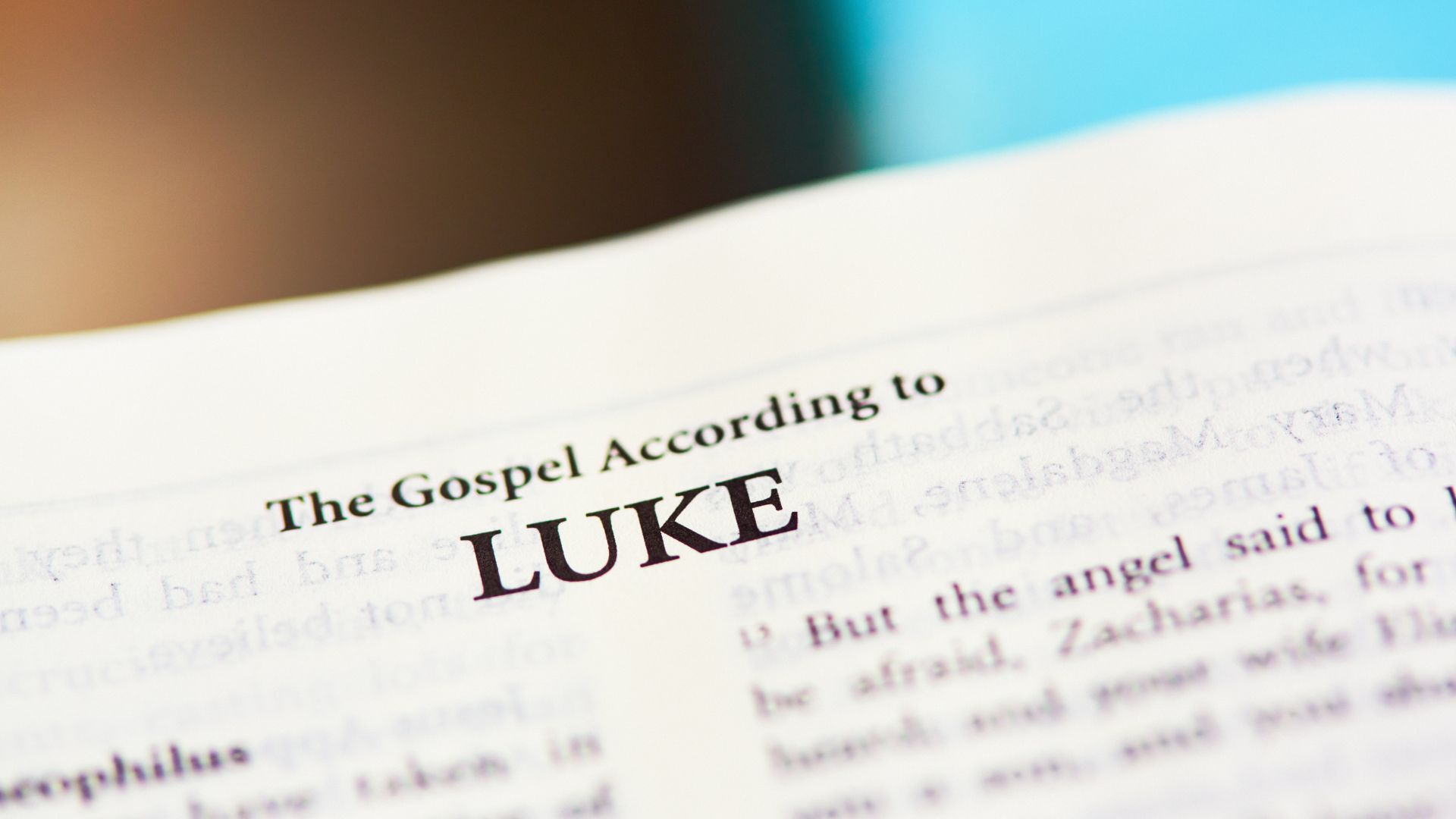 Bíblia aberta no evangelho de Lucas que está escrito em inglês