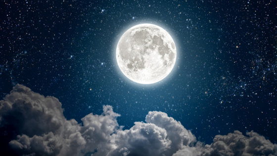 Noite estrelada e de Lua cheia